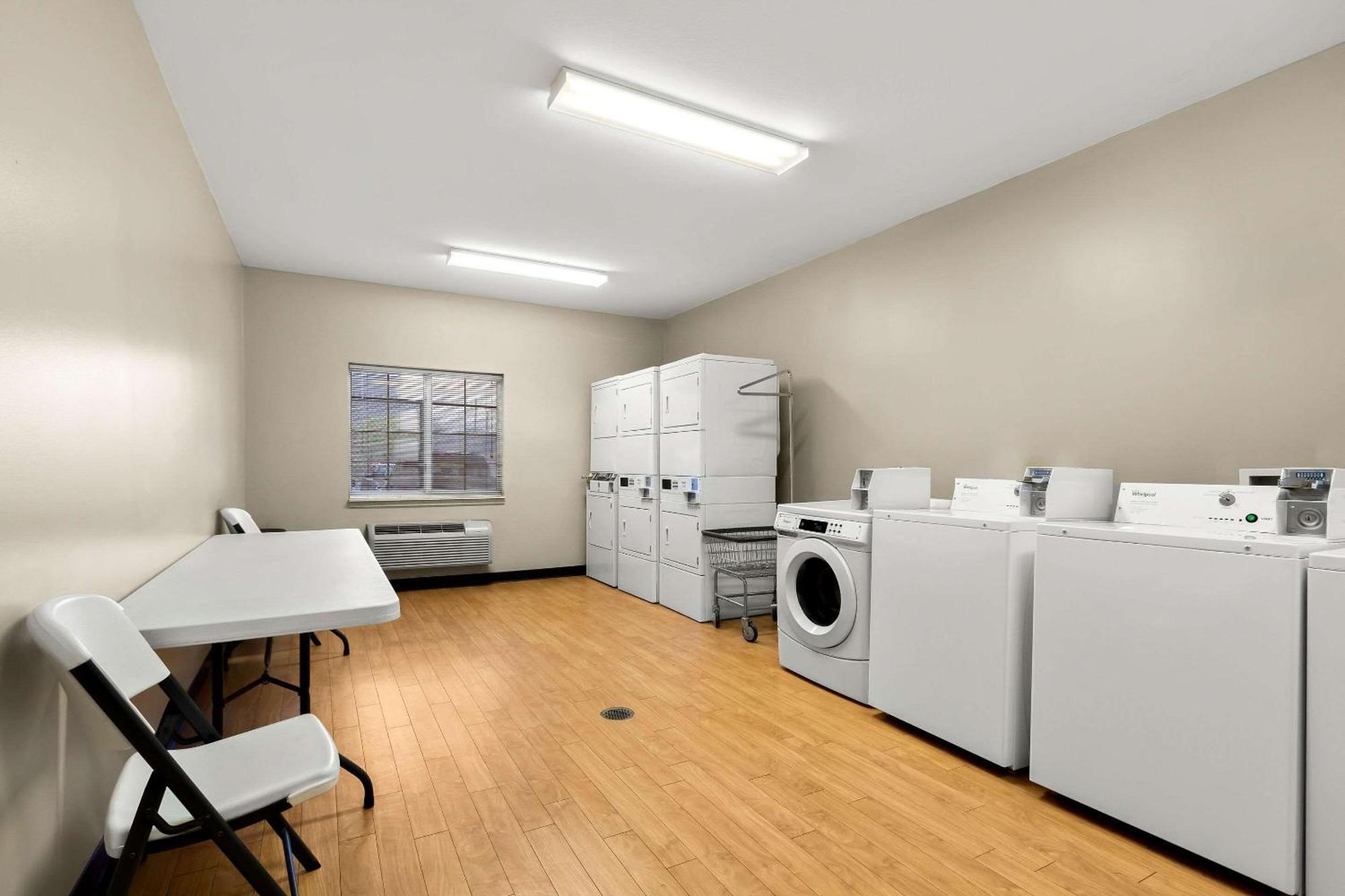 Suburban Studios Morgantown Εξωτερικό φωτογραφία
